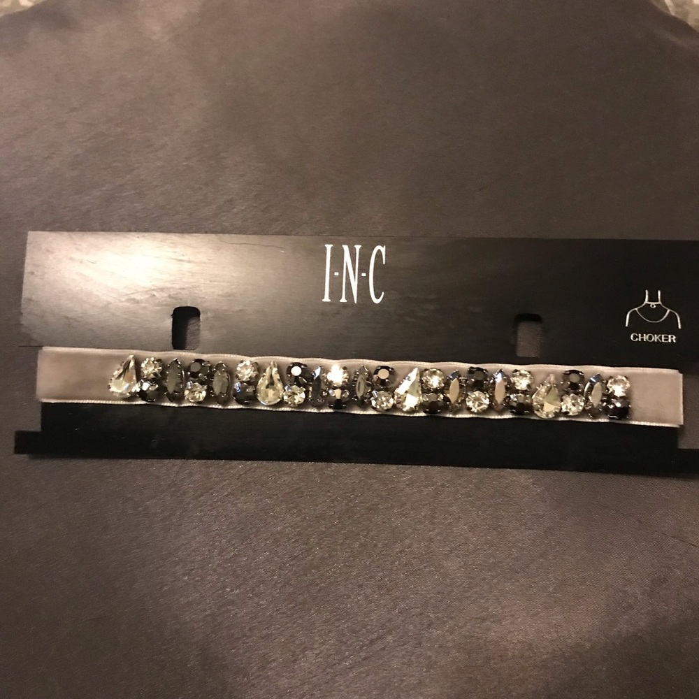 Women’s I.N.C. Choker necklace.